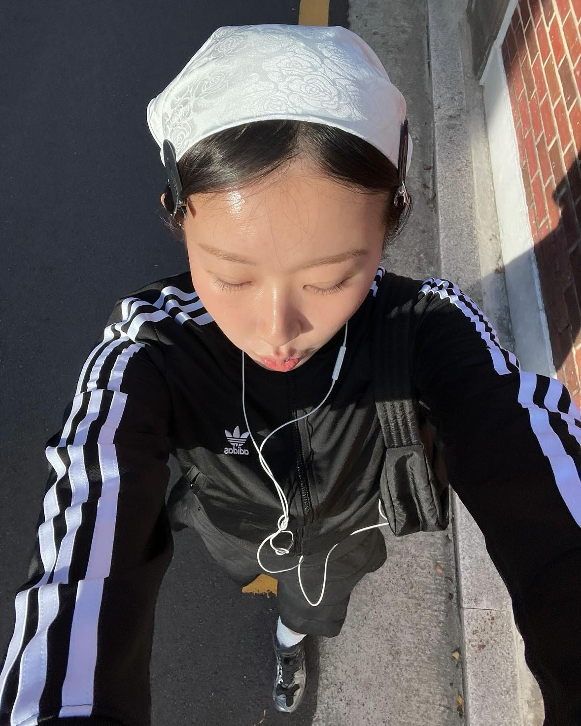 [ Jennie同款 ] Adidas 短版修腰長袖外套 ( 單向拉鍊 ) IL8764